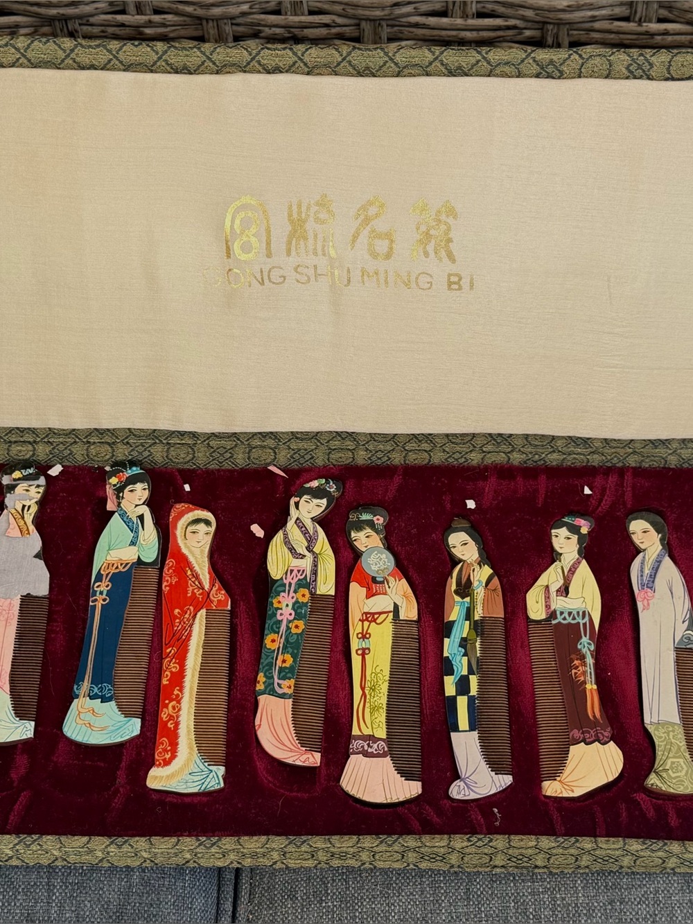 Chinese Hand Painted Comb Set
Mostly for decorative use
In its original box